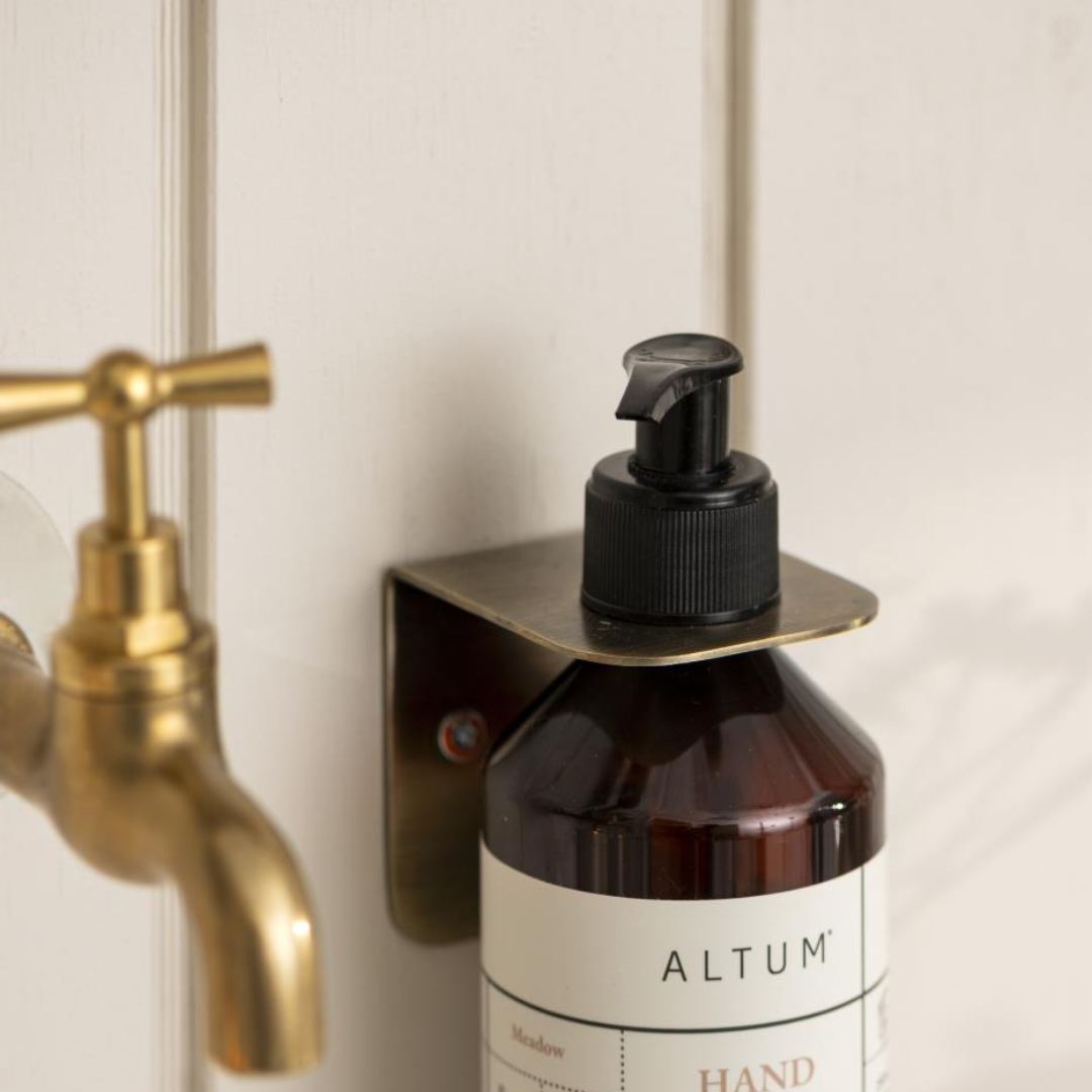 Køb Vægholder til sæbe- og shampoo flaske | Findes i flere farver | 59,95 | Fri fragt over 149 kr. | Hurtig levering | Dag til dag levering | Ib Laursen | Vægophæng, Sæbeholder, Vægbeslag, Holder til, Dispenser, Sæbepumpe, Sæbedispenser, Shampoo flaske, Shampoo flaske med pumpe, Flaske med pumpe, Plastik flaske m/pumpe