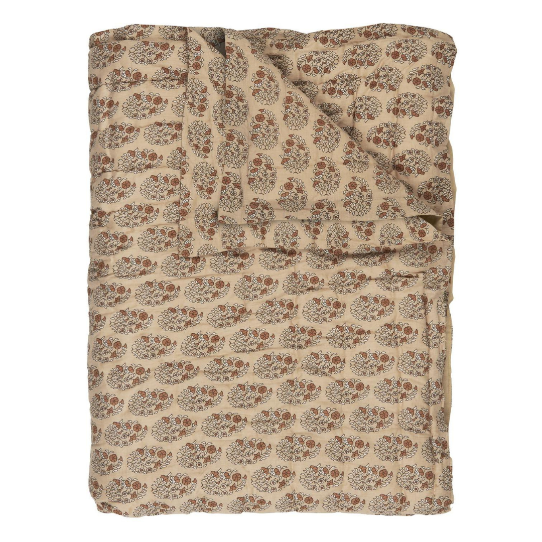 Blødt vattæppe i quilt med grafisk print. Brug som tæppe, legetæppe eller sengetæppe. Vælg mellem flere mønstre | Hurtig levering | Fri fragt fra 149 kr.