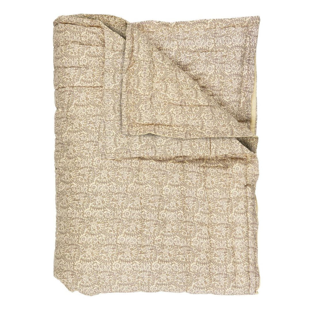 Blødt vattæppe i quilt med grafisk print. Brug som tæppe, legetæppe eller sengetæppe. Vælg mellem flere mønstre | Hurtig levering | Fri fragt fra 149 kr.