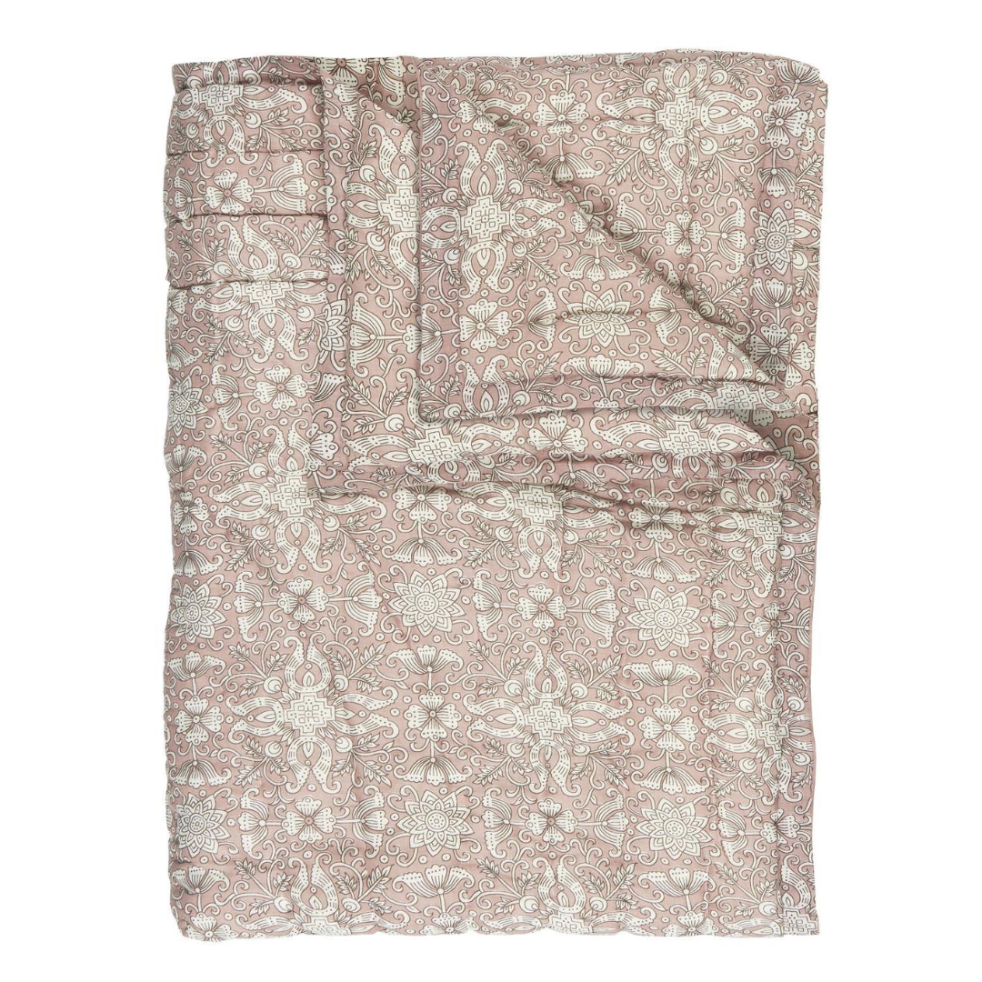 Blødt vattæppe i quilt med grafisk print. Brug som tæppe, legetæppe eller sengetæppe. Vælg mellem flere mønstre | Hurtig levering | Fri fragt fra 149 kr.