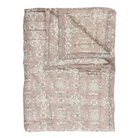 Blødt vattæppe i quilt med grafisk print. Brug som tæppe, legetæppe eller sengetæppe. Vælg mellem flere mønstre | Hurtig levering | Fri fragt fra 149 kr.