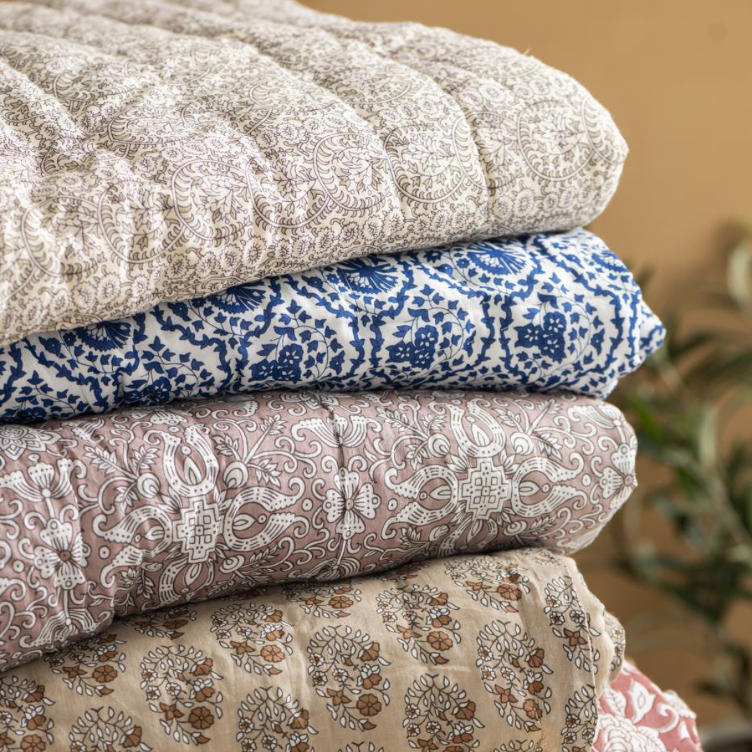 Blødt vattæppe i quilt med grafisk print. Brug som tæppe, legetæppe eller sengetæppe. Vælg mellem flere mønstre | Hurtig levering | Fri fragt fra 149 kr.