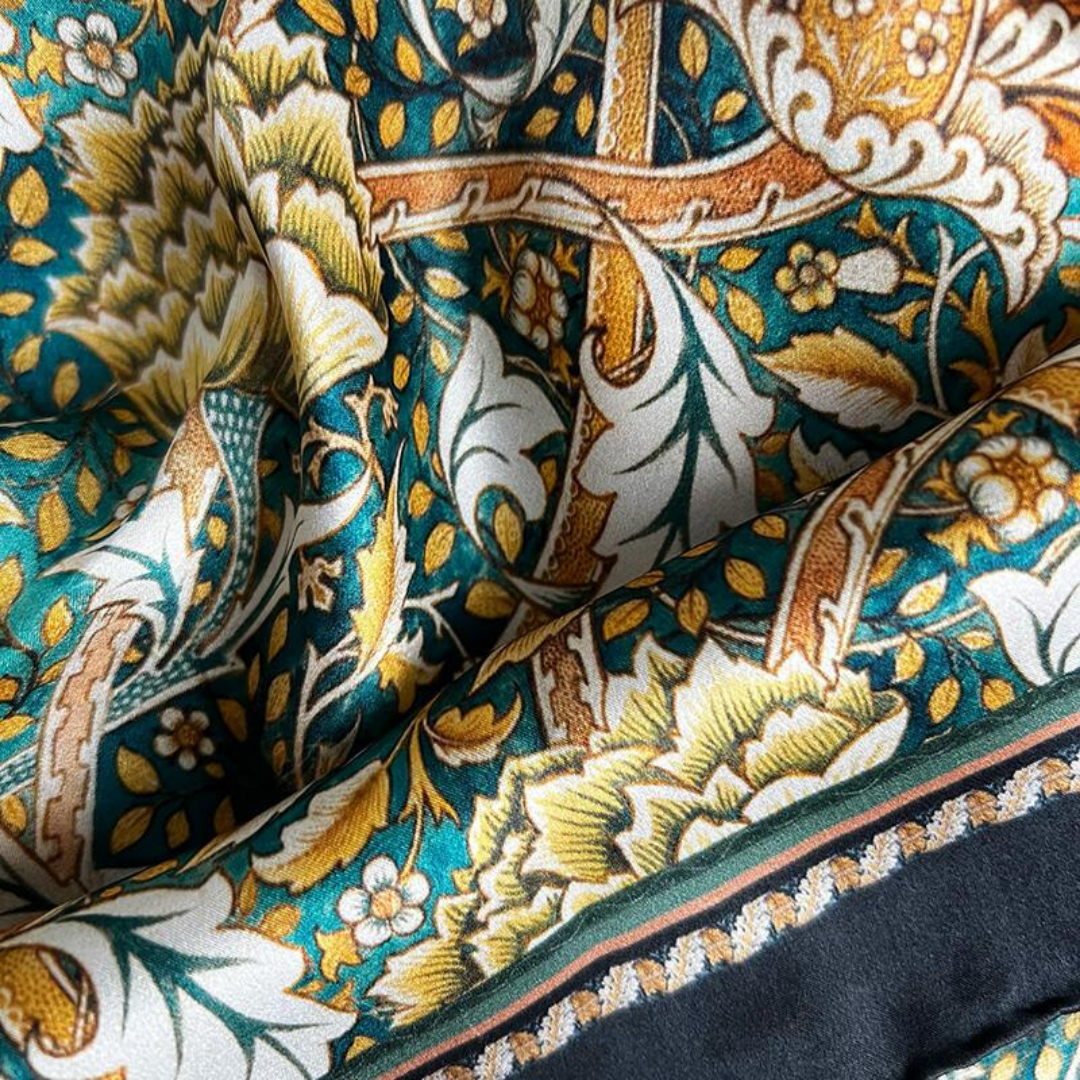 Silketørklæde med William Morris blomstermønster i petrol, guld og hvid