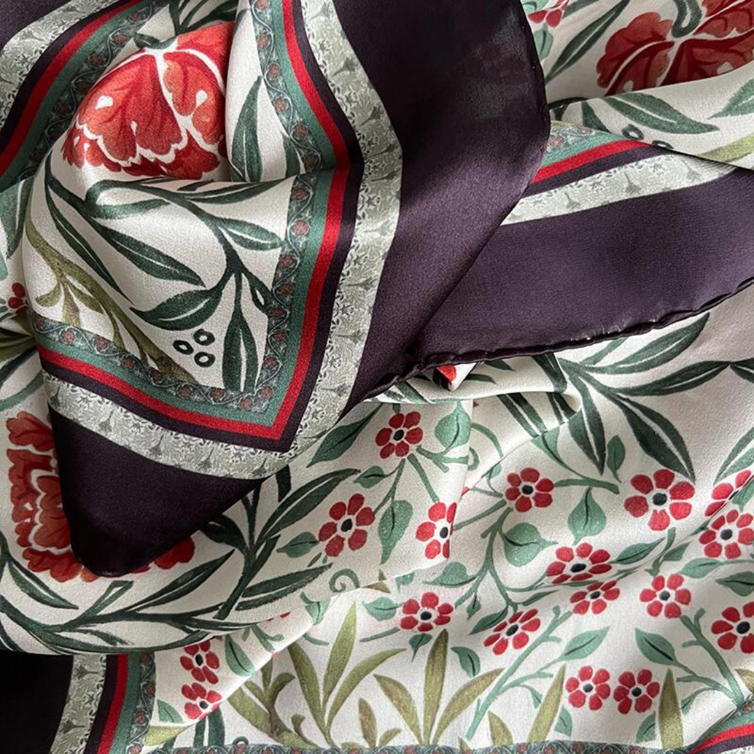 Hvidt silketørklæde med røde blomster, grønne blade og mørk kant i William Morris-mønster