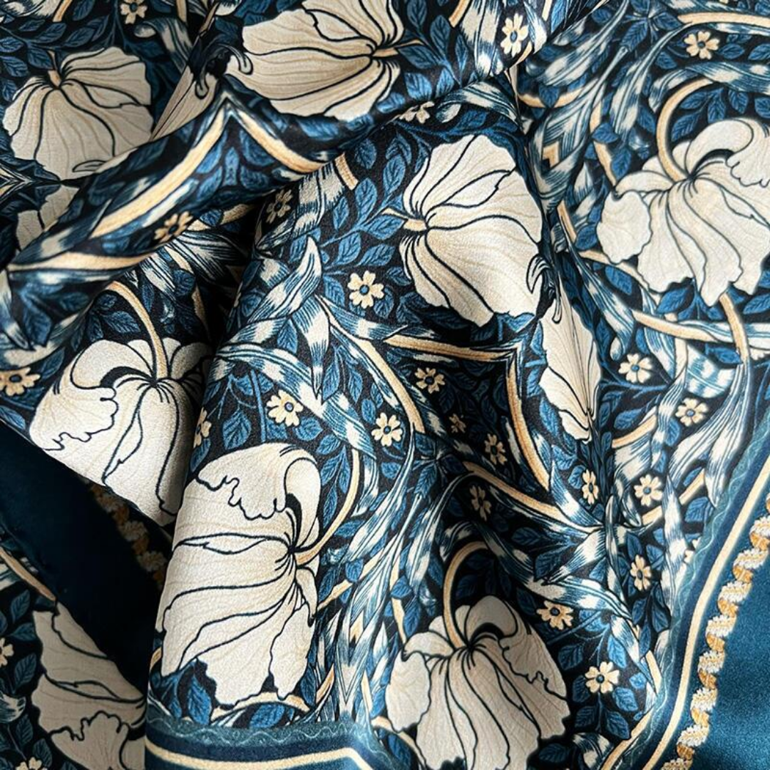 Mørkeblåt silketørklæde med William Morris blomstermønster i creme og guld