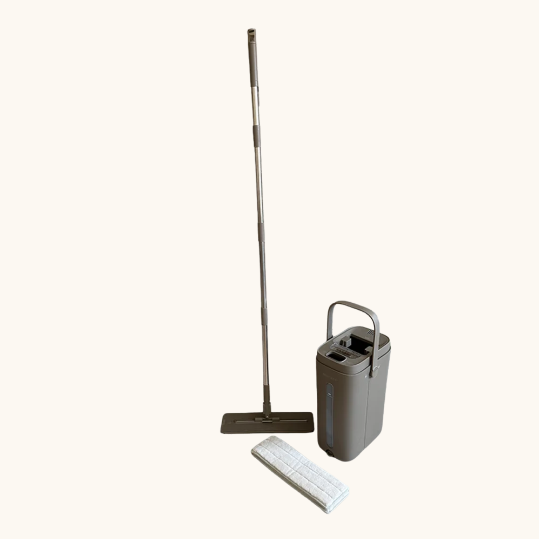 Grå FreshMop gulvmoppe med teleskopskaft, spand og hvid moppeklud