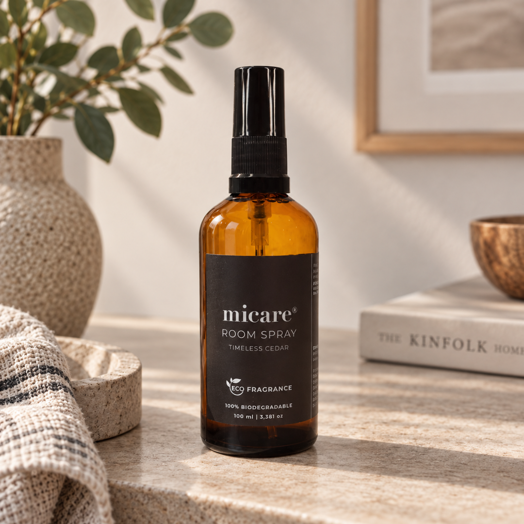 Micare Room Spray Timeless Cedar i ravfarvet glasflakon med sort spraypumpe, 100 ml
