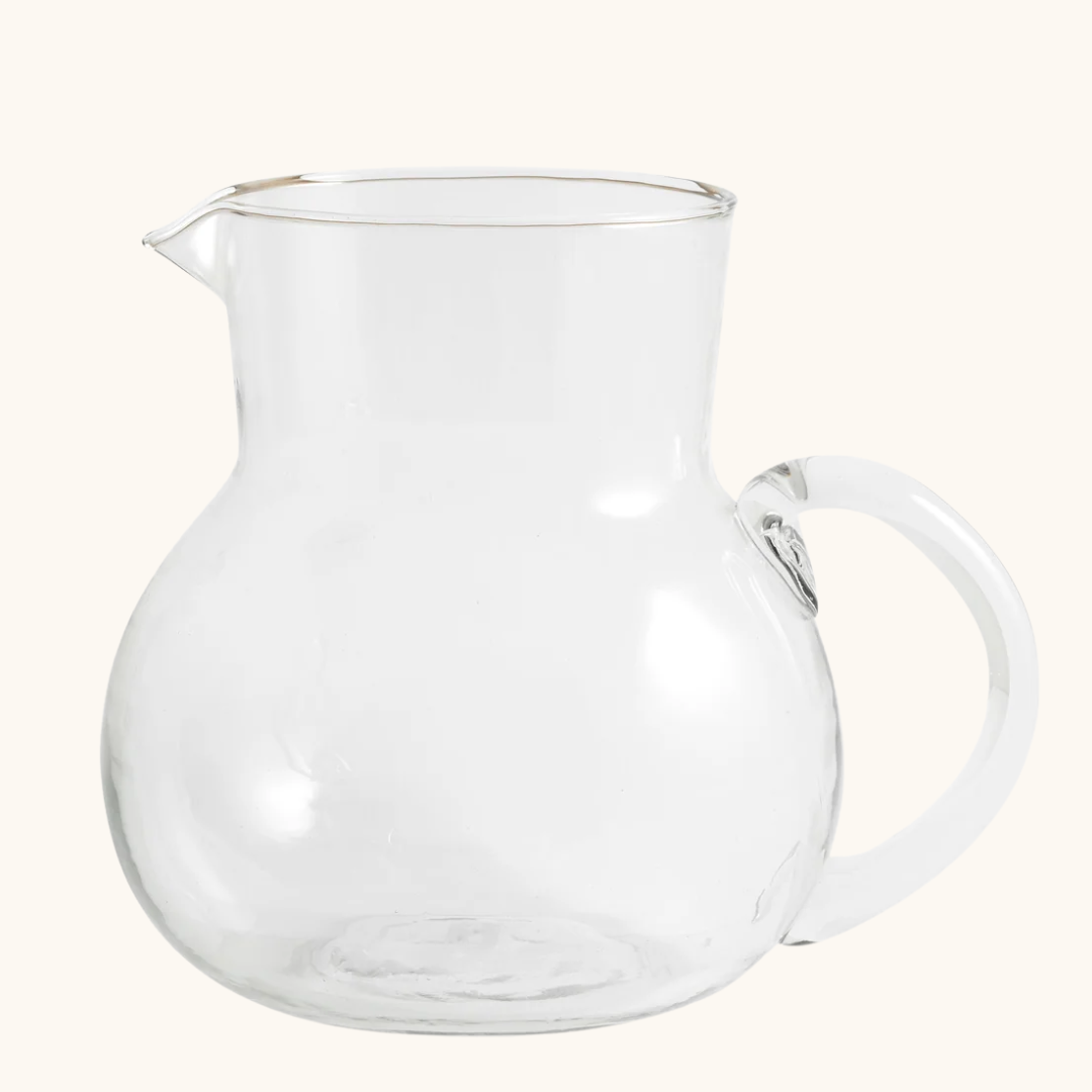 Rund glaskande i klart glas med hank og hældetud