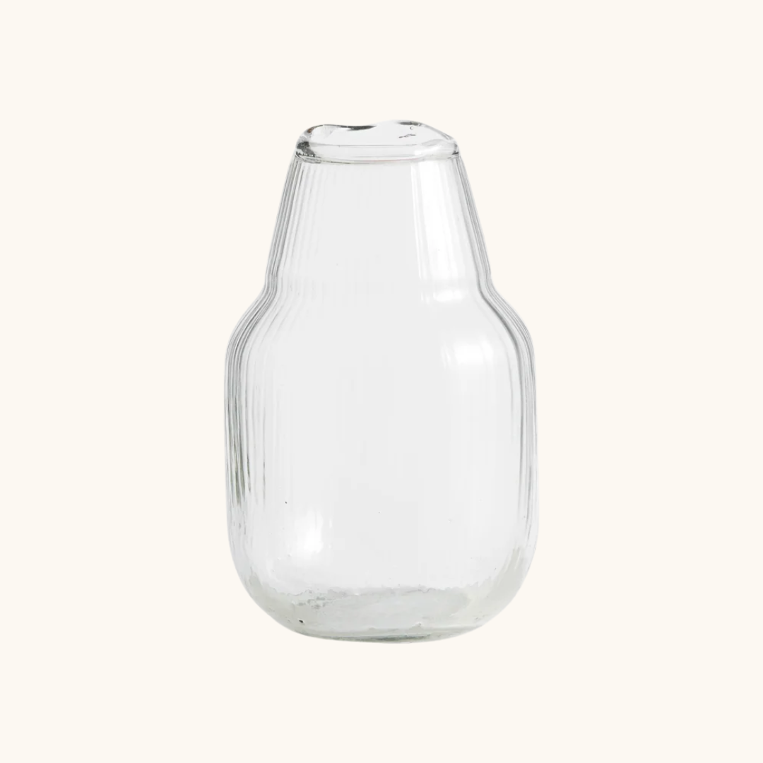 Luro vase i klart riflet glas med bred rund krop og smal hals