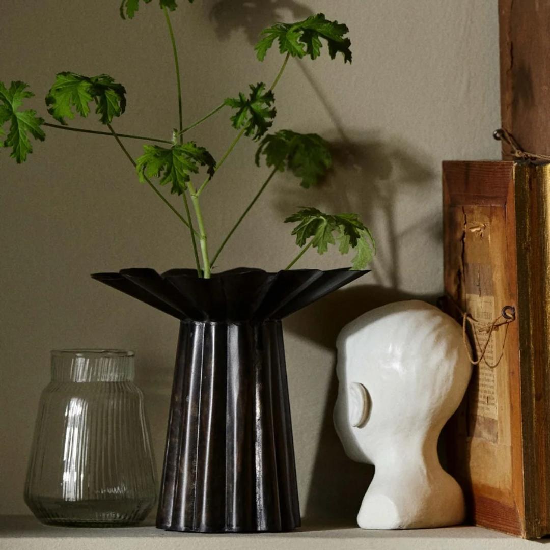 Riflet klar glasvase med buet silhuet