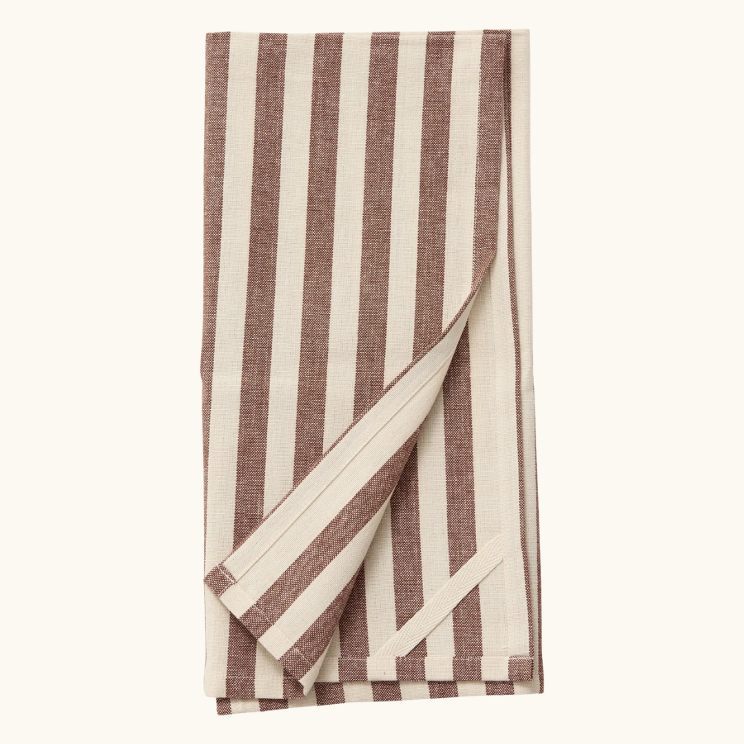 Foldet bomuldsviskestykke med bordeaux og beige lodrette striber