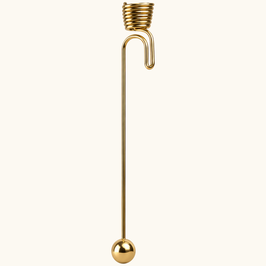 Guldfarvet metal balancelysholder med spiralformet top, krog og kugle i bunden