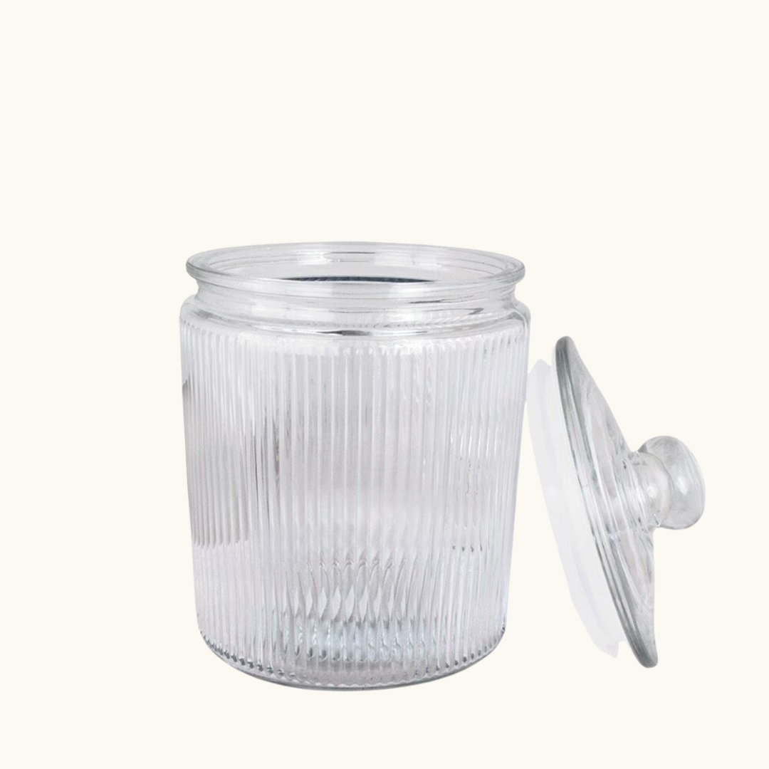 Klar glaskrukke med rillet mønster og glaslåg med knopformet håndtag