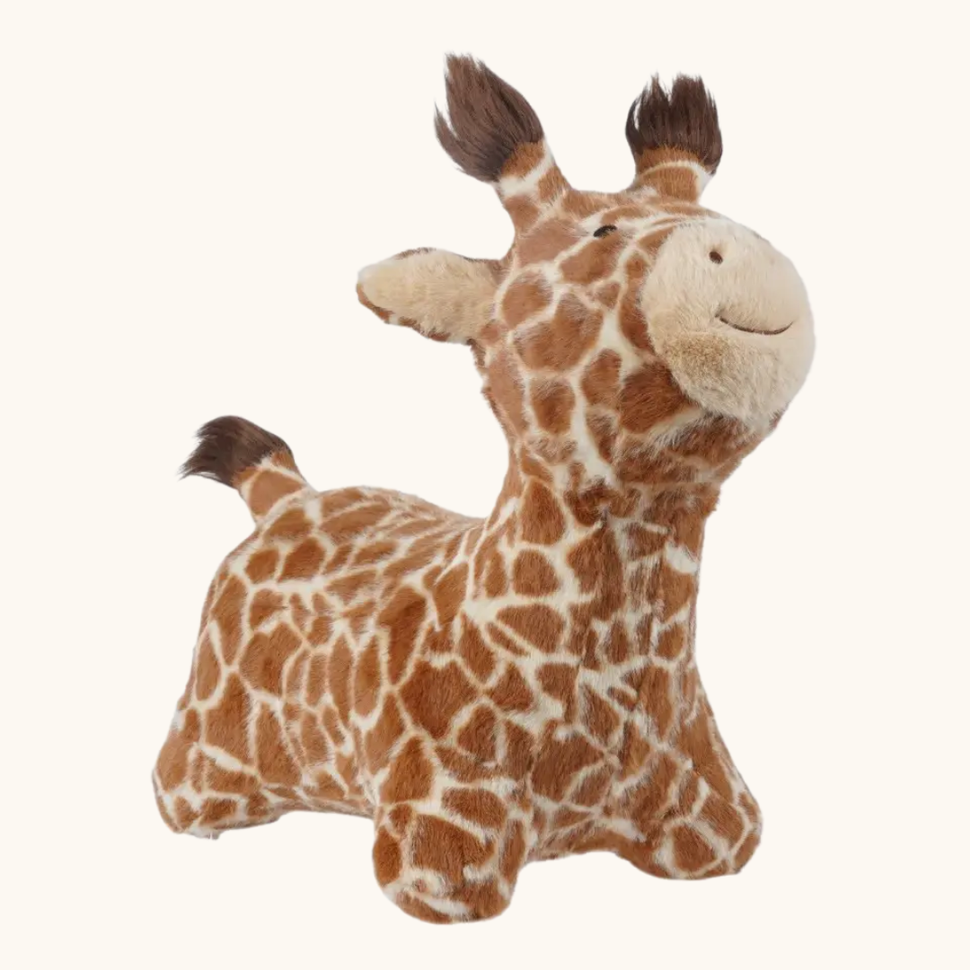 Brun giraf hoppedyr i blød plys med giraffemønster og smilende ansigt