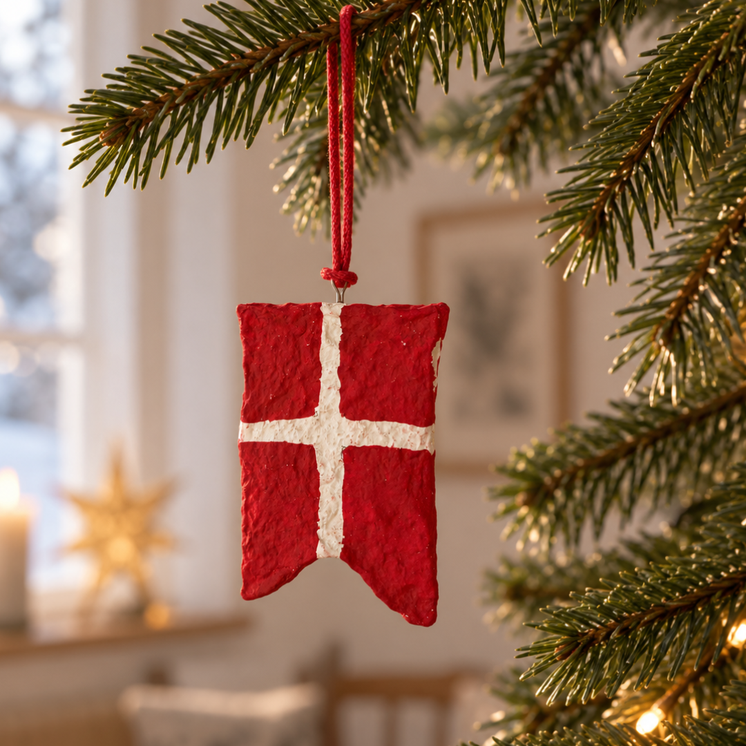 Rødt Dannebrogsflag juletræsophæng i papmaché med hvidt kors og rød snor