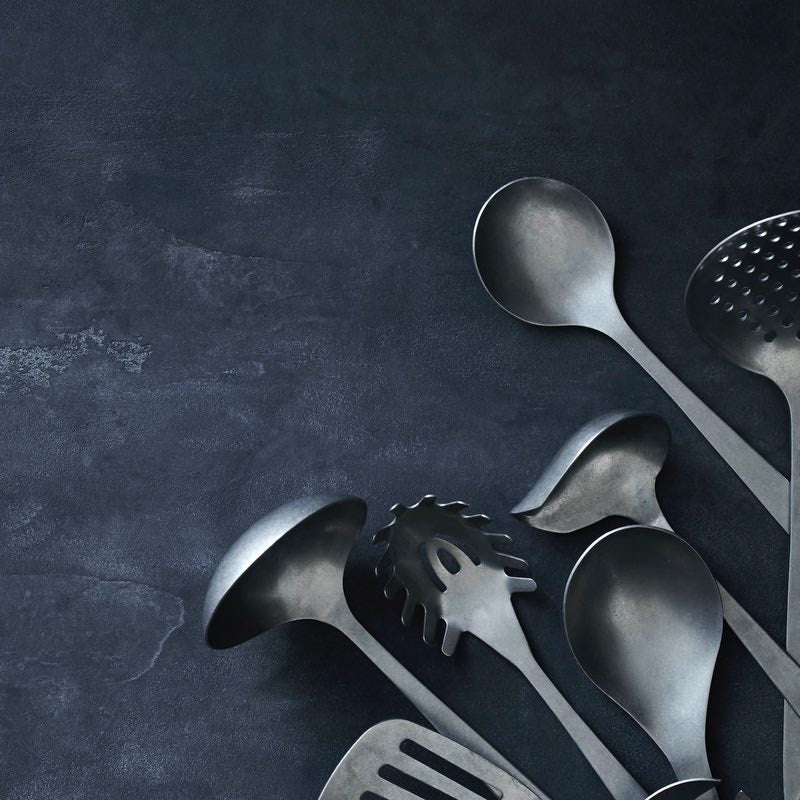 Køb Servering Daily | fra 36,95 |  Fri fragt over 149 kr. | Hurtig levering | Dag til dag levering | Nicolas Vahé, Society of Lifestyle | Nicolas Vahe, Serveringsske, Salatsæt, Sauceske, Skimmer, hulske, Spatel, Pastaske