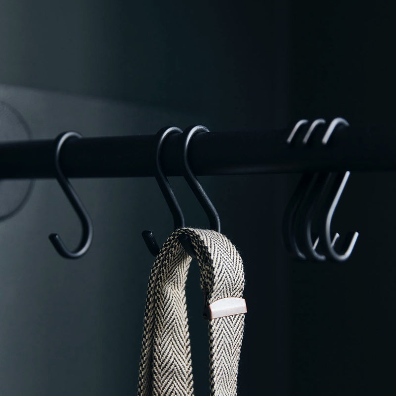 Køb 6 S krog Snap Sort 6 cm | 49,95 | House Doctor, Tøjbøjler, Metal, Jern, Bøjle, Eksklusiv, Knage, Garderobeplads, S-form