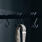 Køb 6 S krog Snap Sort 10 cm | 55,95 | House Doctor, Tøjbøjler, Metal, Jern, Bøjle, Eksklusiv, Knage, Garderobeplads, S-form