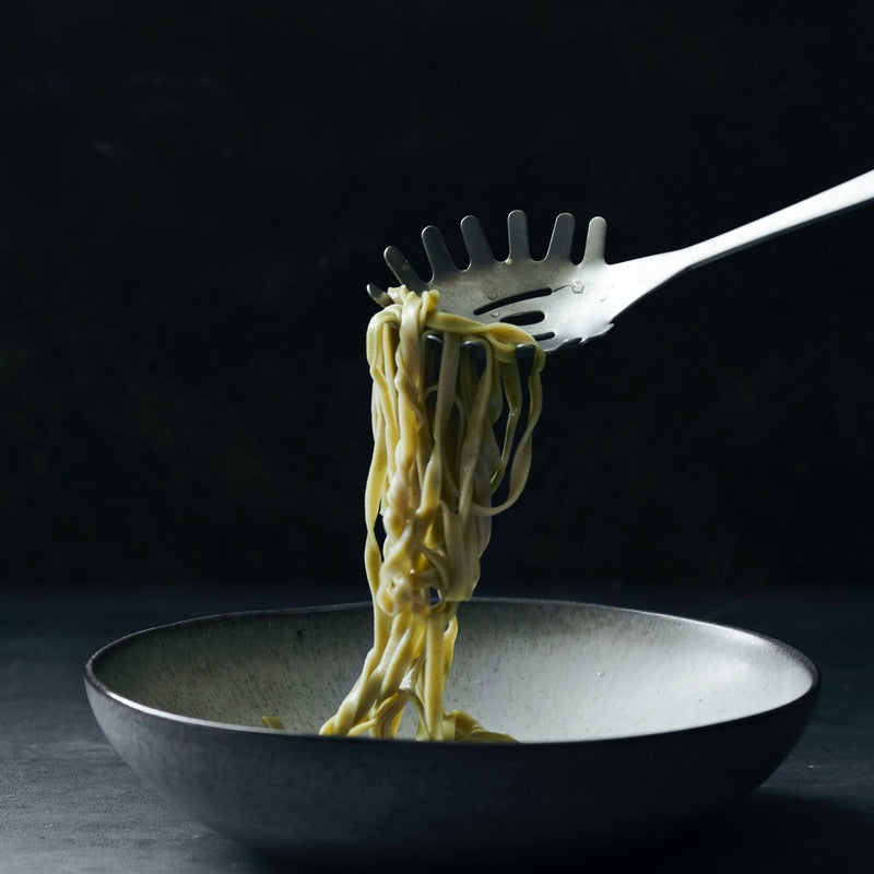 Køb Servering Daily | fra 36,95 |  Fri fragt over 149 kr. | Hurtig levering | Dag til dag levering | Nicolas Vahé, Society of Lifestyle | Nicolas Vahe, Serveringsske, Salatsæt, Sauceske, Skimmer, hulske, Spatel, Pastaske
