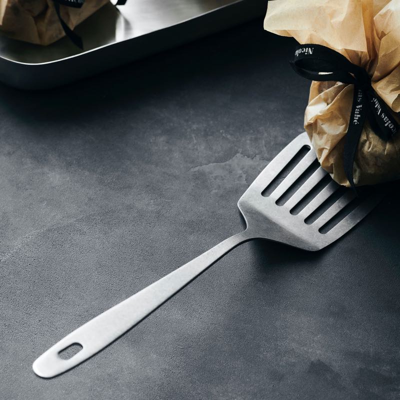 Køb Servering Daily | fra 36,95 |  Fri fragt over 149 kr. | Hurtig levering | Dag til dag levering | Nicolas Vahé, Society of Lifestyle | Nicolas Vahe, Serveringsske, Salatsæt, Sauceske, Skimmer, hulske, Spatel, Pastaske