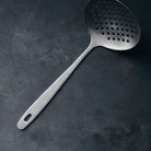 Køb Servering Daily | fra 36,95 |  Fri fragt over 149 kr. | Hurtig levering | Dag til dag levering | Nicolas Vahé, Society of Lifestyle | Nicolas Vahe, Serveringsske, Salatsæt, Sauceske, Skimmer, hulske, Spatel, Pastaske