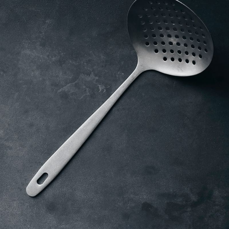 Køb Servering Daily | fra 36,95 |  Fri fragt over 149 kr. | Hurtig levering | Dag til dag levering | Nicolas Vahé, Society of Lifestyle | Nicolas Vahe, Serveringsske, Salatsæt, Sauceske, Skimmer, hulske, Spatel, Pastaske