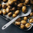 Køb Servering Daily | fra 36,95 |  Fri fragt over 149 kr. | Hurtig levering | Dag til dag levering | Nicolas Vahé, Society of Lifestyle | Nicolas Vahe, Serveringsske, Salatsæt, Sauceske, Skimmer, hulske, Spatel, Pastaske