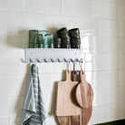 Køb Knagerække med 9 knager og hylde Book - Lysegrå | 899,00 | Fri fragt over 149 kr. | Hurtig levering | Dag til dag levering | House Doctor, Society of Lifestyle | Hylde til boligen, til badeværelset, til stuen, til køkkenet, til soveværelset, Knage, Krog, Til overtøj, Til køkkenredskaber, Til badeværelse, Bøjle, Stumtjener