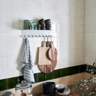 Køb Knagerække med 9 knager og hylde Book - Lysegrå | 899,00 | Fri fragt over 149 kr. | Hurtig levering | Dag til dag levering | House Doctor, Society of Lifestyle | Hylde til boligen, til badeværelset, til stuen, til køkkenet, til soveværelset, Knage, Krog, Til overtøj, Til køkkenredskaber, Til badeværelse, Bøjle, Stumtjener