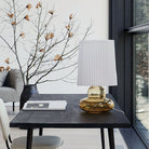 Køb Bordlampe med skærm Ribe Amber | 1.469,00 | Fri fragt over 149 kr. | Hurtig levering | Dag til dag levering | House Doctor, Society of Lifestyle | Skrivebords lampe, Senge lampe, Hyggelig Lampe, Lampe, Lampe med skærm, Tidsløst design, Læselampe