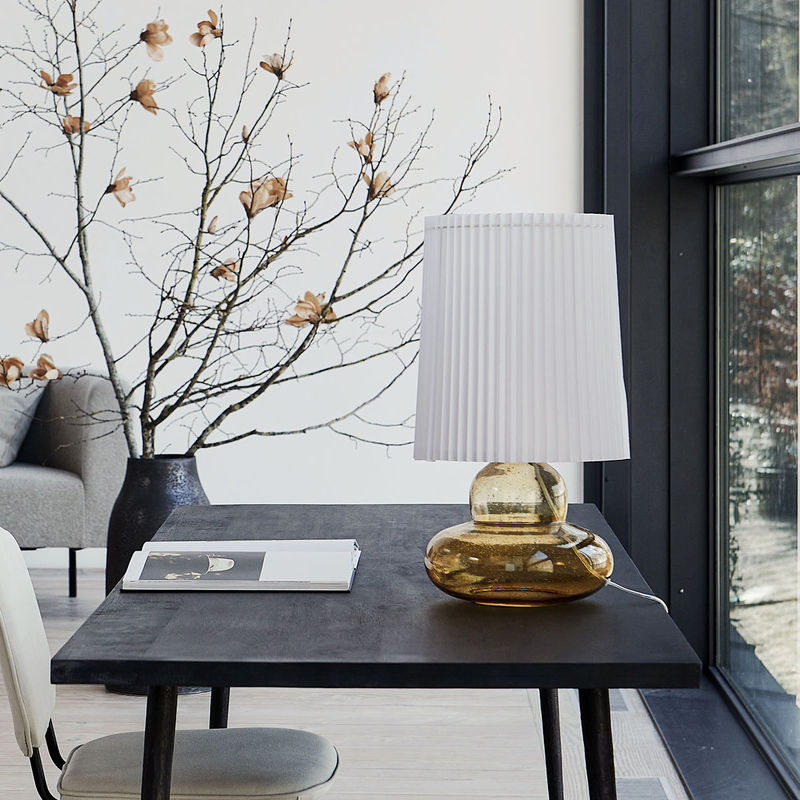 Køb Bordlampe med skærm Ribe Amber | 1.469,00 | Fri fragt over 149 kr. | Hurtig levering | Dag til dag levering | House Doctor, Society of Lifestyle | Skrivebords lampe, Senge lampe, Hyggelig Lampe, Lampe, Lampe med skærm, Tidsløst design, Læselampe