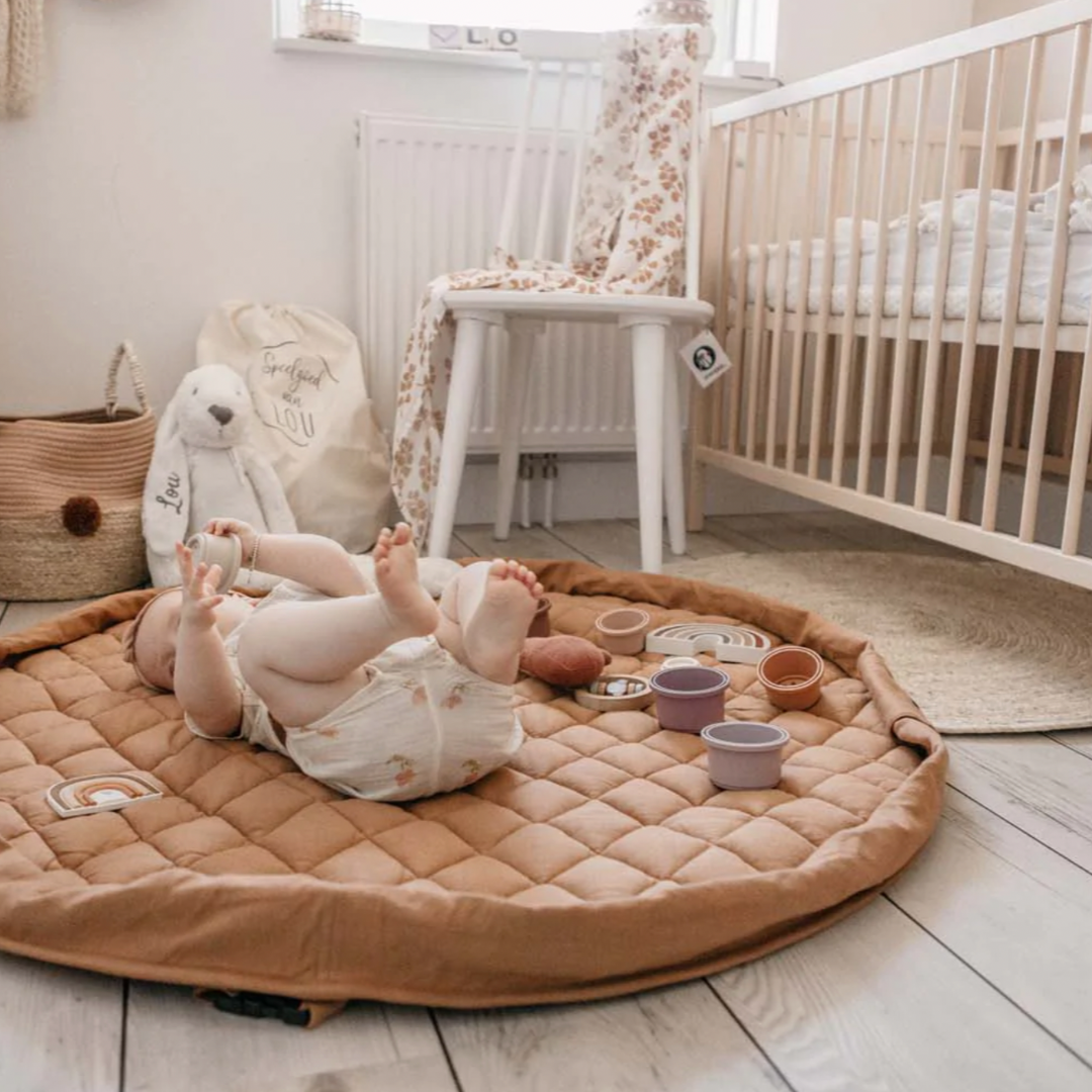 Køb Pusletaske og Babymåtte alt i én Økologisk Bomuld - Tawny Brown | 579,00 | Fri fragt over 149 kr. | Hurtig levering | Dag til dag levering | Play&Go | funktionelle 3-i-1, Babymåtte, Opbevaringstaske, Pusletaske, Til baby, Til børn, Legetæppe, Legemåtte, Tæppe, Organic Babymat, Tawny Brown, Meadow green