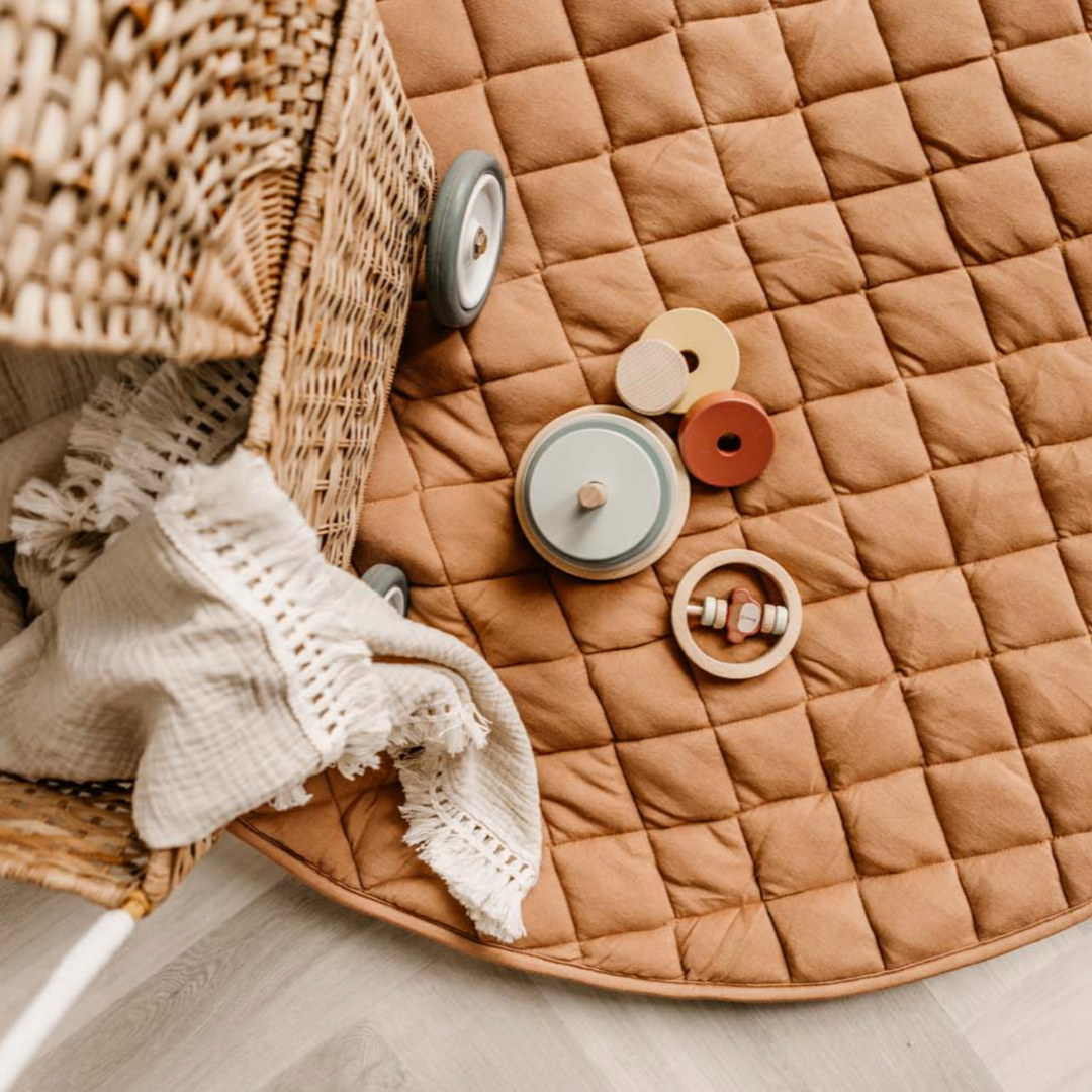 Køb Pusletaske og Babymåtte alt i én Økologisk Bomuld - Tawny Brown | 579,00 | Fri fragt over 149 kr. | Hurtig levering | Dag til dag levering | Play&Go | funktionelle 3-i-1, Babymåtte, Opbevaringstaske, Pusletaske, Til baby, Til børn, Legetæppe, Legemåtte, Tæppe, Organic Babymat, Tawny Brown, Meadow green