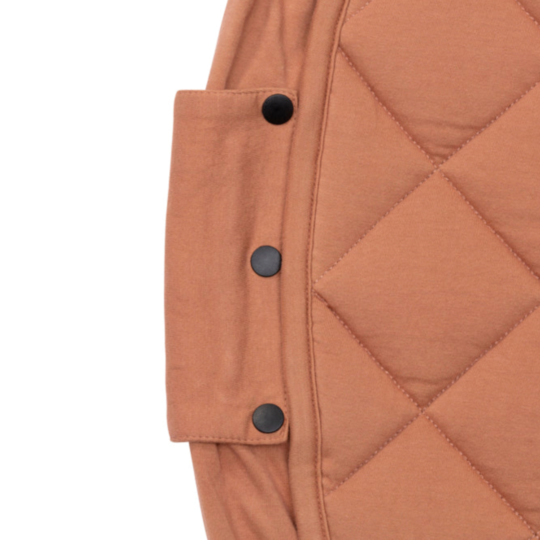 Køb Pusletaske og Babymåtte alt i én Økologisk Bomuld - Tawny Brown | 579,00 | Fri fragt over 149 kr. | Hurtig levering | Dag til dag levering | Play&Go | funktionelle 3-i-1, Babymåtte, Opbevaringstaske, Pusletaske, Til baby, Til børn, Legetæppe, Legemåtte, Tæppe, Organic Babymat, Tawny Brown, Meadow green