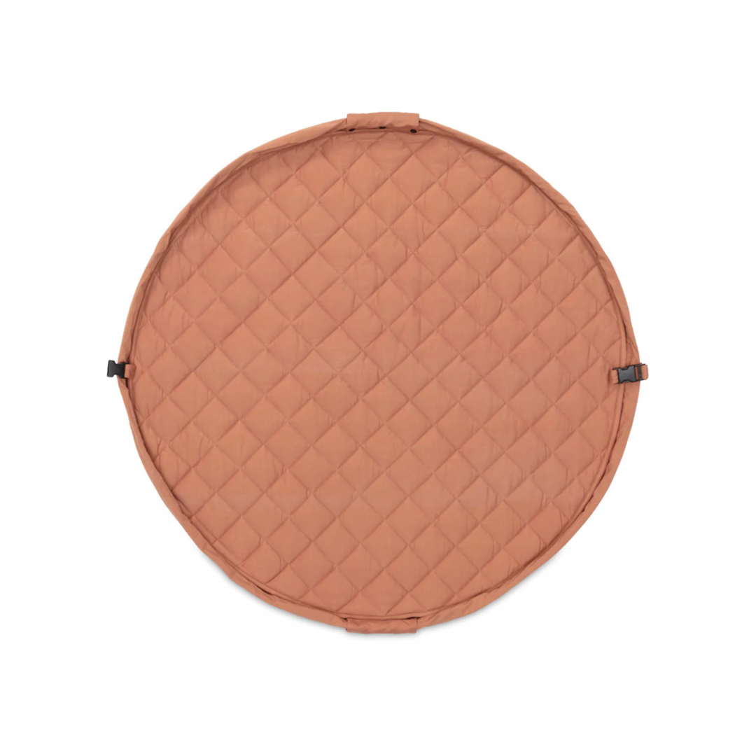 Køb Pusletaske og Babymåtte alt i én Økologisk Bomuld - Tawny Brown | 579,00 | Fri fragt over 149 kr. | Hurtig levering | Dag til dag levering | Play&Go | funktionelle 3-i-1, Babymåtte, Opbevaringstaske, Pusletaske, Til baby, Til børn, Legetæppe, Legemåtte, Tæppe, Organic Babymat, Tawny Brown, Meadow green