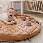 Køb Pusletaske og Babymåtte alt i én Økologisk Bomuld - Tawny Brown | 579,00 | Fri fragt over 149 kr. | Hurtig levering | Dag til dag levering | Play&Go | funktionelle 3-i-1, Babymåtte, Opbevaringstaske, Pusletaske, Til baby, Til børn, Legetæppe, Legemåtte, Tæppe, Organic Babymat, Tawny Brown, Meadow green