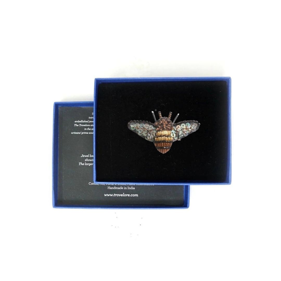Køb Broche - Dazzling Bee Brooch Pin | 339,00 | Fri fragt over 149 kr. | Hurtig levering | Dag til dag levering | TROVELORE | Vintage, Håndlavet, Hand made, Førsteklasses materialer, Godt design, Kvalitetsarbejde, Indien