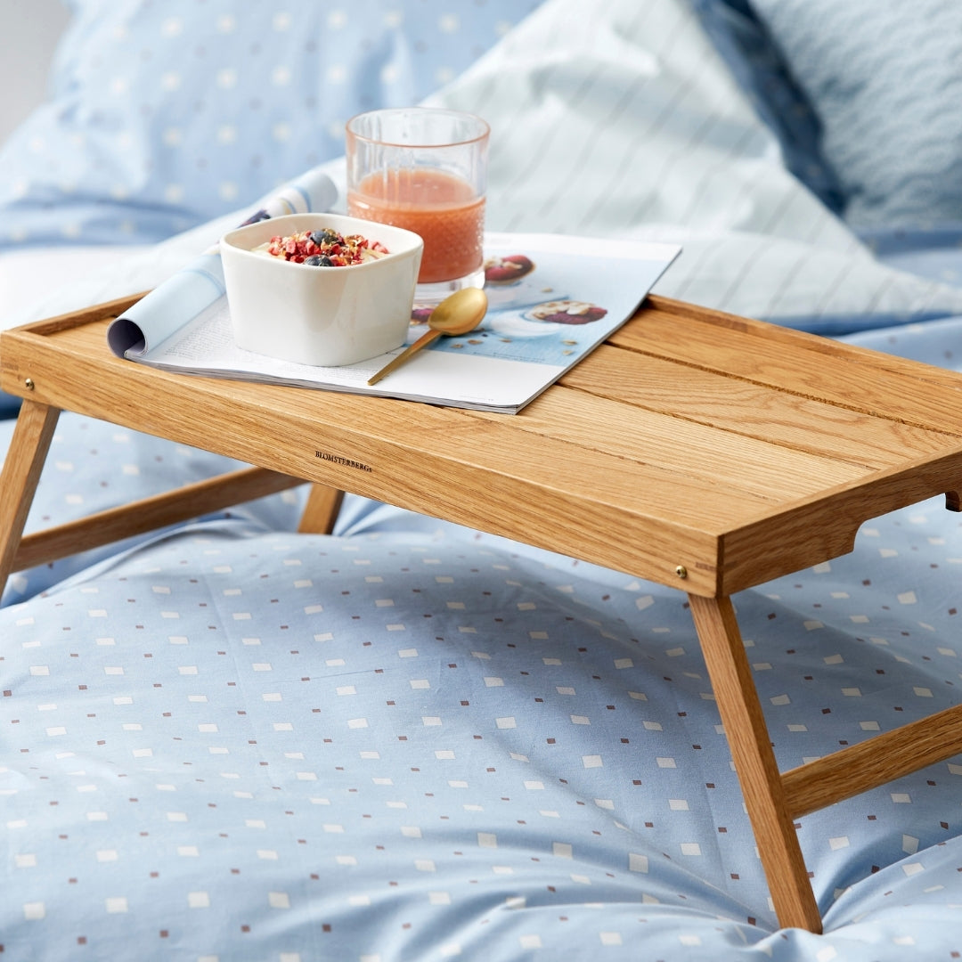 Køb Sengebakke eg | 699,00 | Fri fragt over 149 kr. | Hurtig levering | Dag til dag levering | Mette Blomsterberg, Blomsterbergs | Serveringsbakke, Dekorationsbakke, Bakke til servering, Bakke til pynt, Bakke til seng, Soveværelse, Køkken