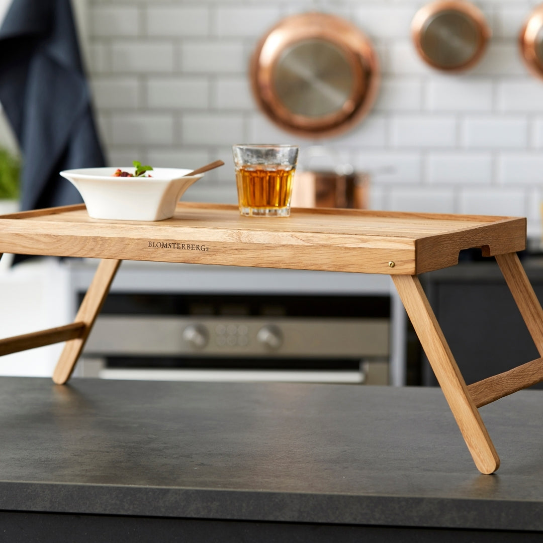 Køb Sengebakke eg | 699,00 | Fri fragt over 149 kr. | Hurtig levering | Dag til dag levering | Mette Blomsterberg, Blomsterbergs | Serveringsbakke, Dekorationsbakke, Bakke til servering, Bakke til pynt, Bakke til seng, Soveværelse, Køkken