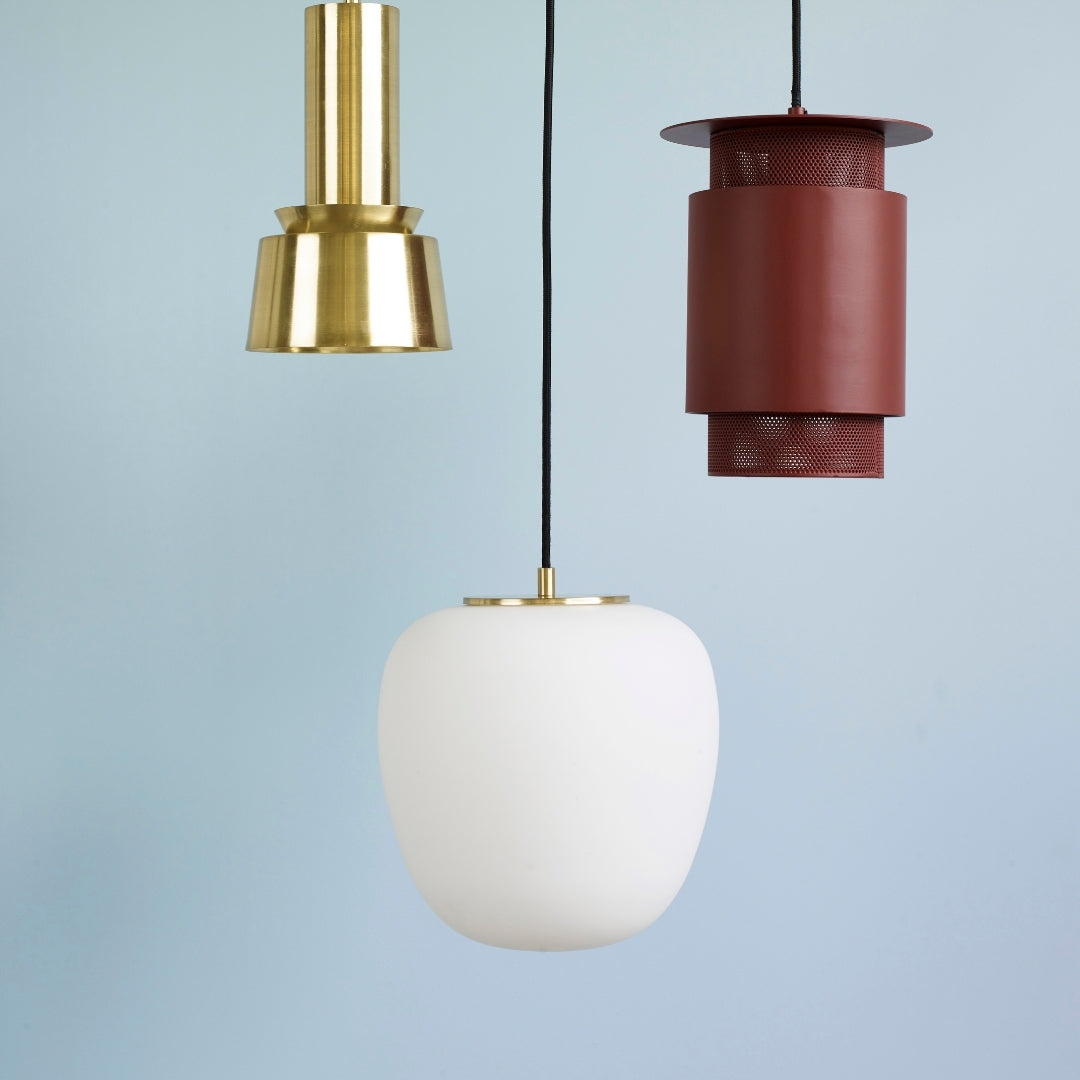 Køb Pendel Muse i hvidt glas og messing | fra 1.199,00 | Fri fragt over 149 kr. | Hurtig levering | Dag til dag levering | Hübsch | Belysning, Lampe, Glaslampe, Loftlampe, Hvid, Messing