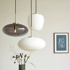 Køb Pendel Muse i hvidt glas og messing | fra 1.199,00 | Fri fragt over 149 kr. | Hurtig levering | Dag til dag levering | Hübsch | Belysning, Lampe, Glaslampe, Loftlampe, Hvid, Messing