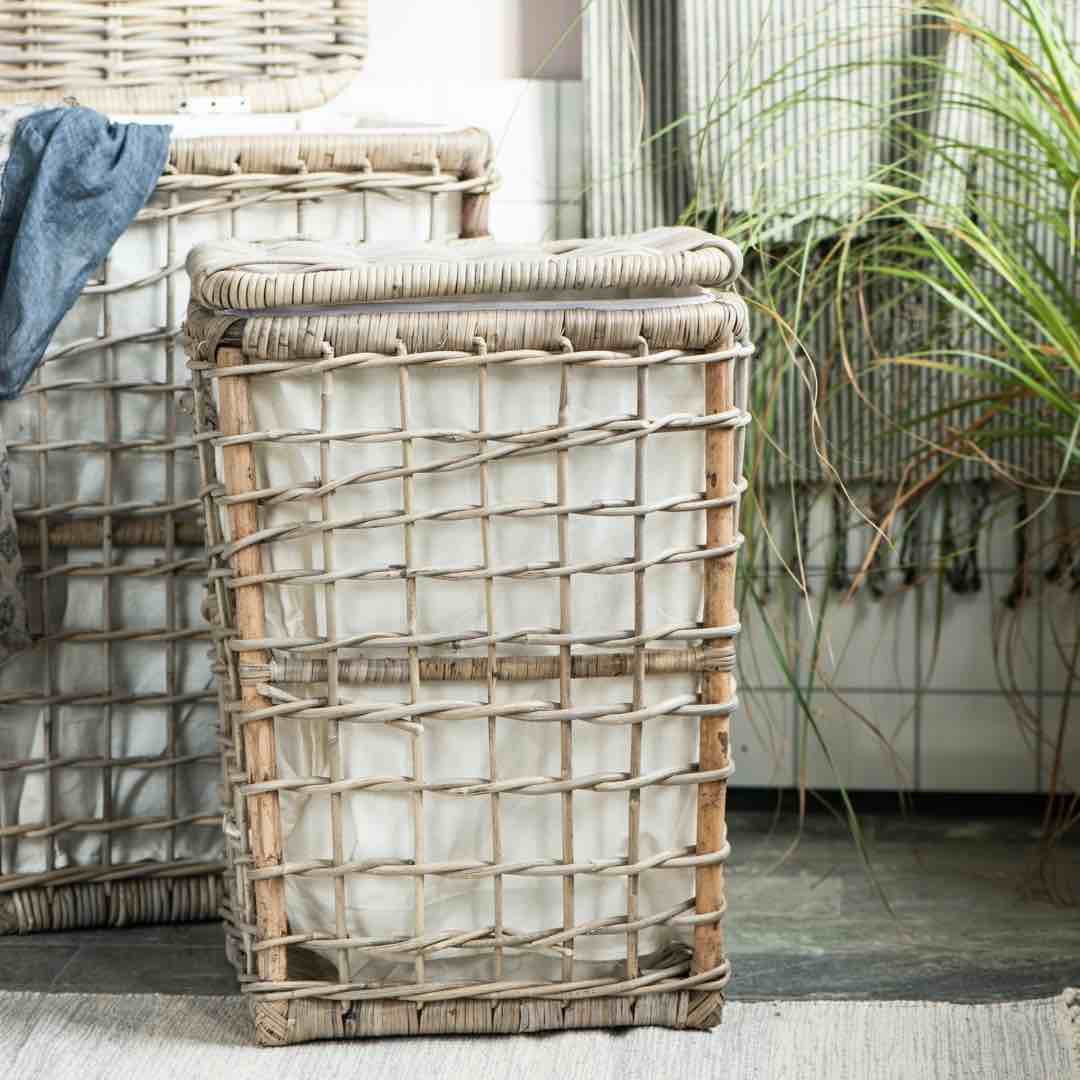 Køb Vasketøjskurvesæt á 2 rattankurve med pose indvendig | 1269,00 | Fri fragt over 149 kr. | Hurtig levering | Dag til dag levering | Ib Laursen | Opbevaring, Badeværelse, Flet kurv, Natur, Rattan