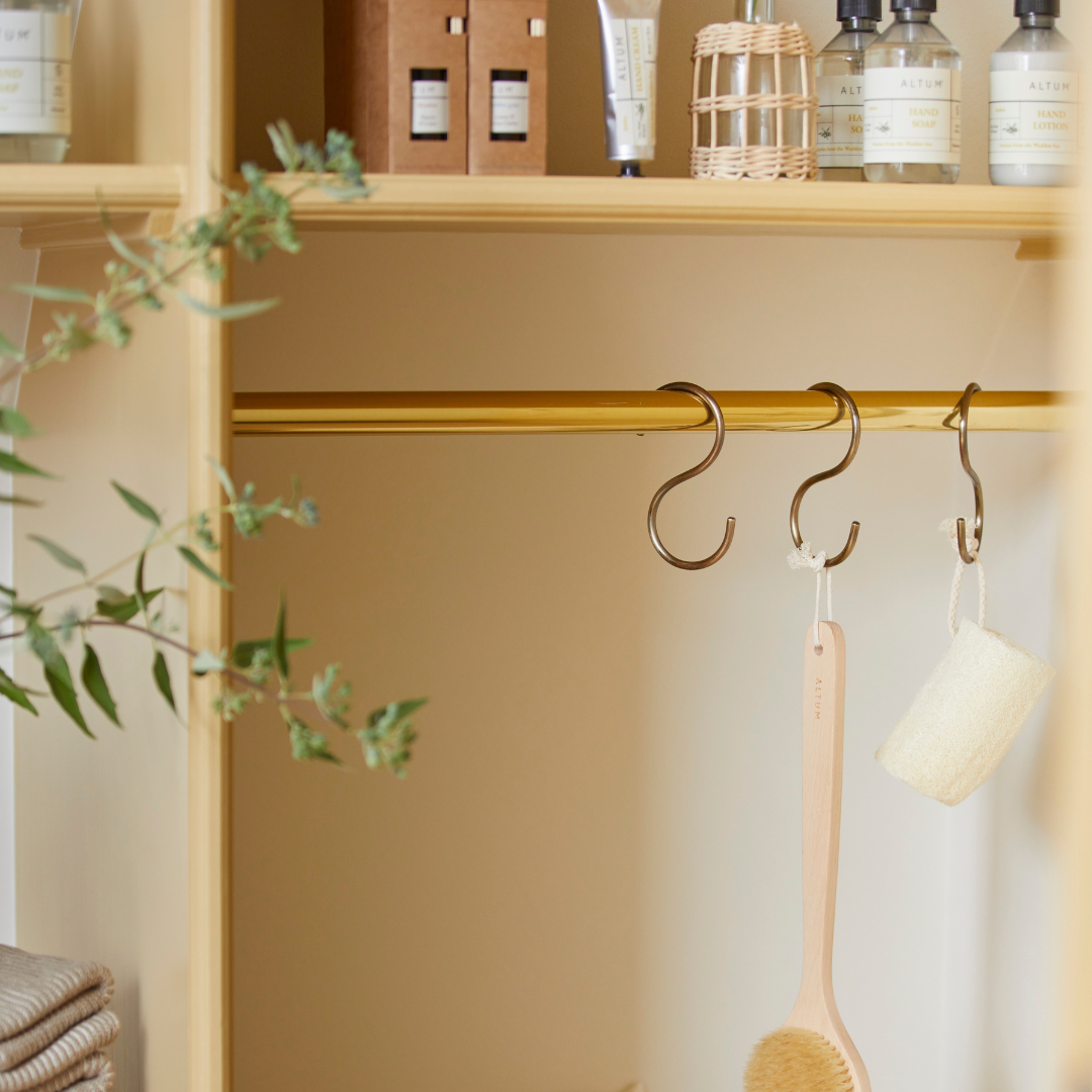 Køb S-krog antik messing-look / rustfri stål-look | 45,00 | Fri fragt over 149 kr. | Hurtig levering | Dag til dag levering | Ib Laursen | Tøjbøjler, Metal, Bøjle, Knage, Garderobeplads, S-form, Krog