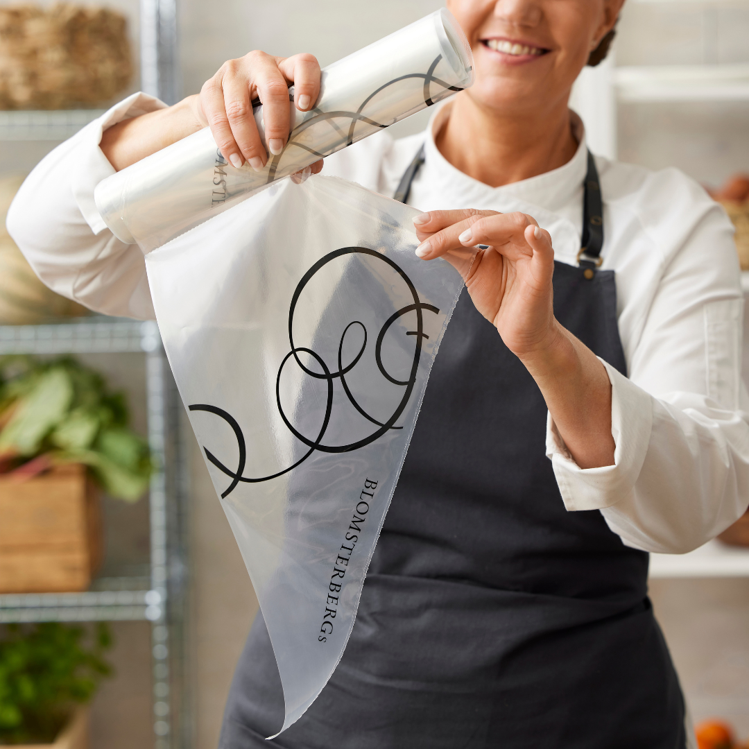 Køb Engangssprøjtepose - pakke med 50 stk | fra 69,95 | Fri fragt over 149 kr. | Hurtig levering | Dag til dag levering | Mette Blomsterberg, Blomsterbergs | Redskab, Basis, Køkken, Køkkenredskaber, Kagepynt, Sprøjtepose, Med tylle, Uden Tylle, Kraftig sprøjtepose, Professionel engangssprøjtepose, På rulle, Engangsartikler, Kraftig kvalitet, Til flødeskum, cremer og mousser, Til glasur og chokoladedekoration