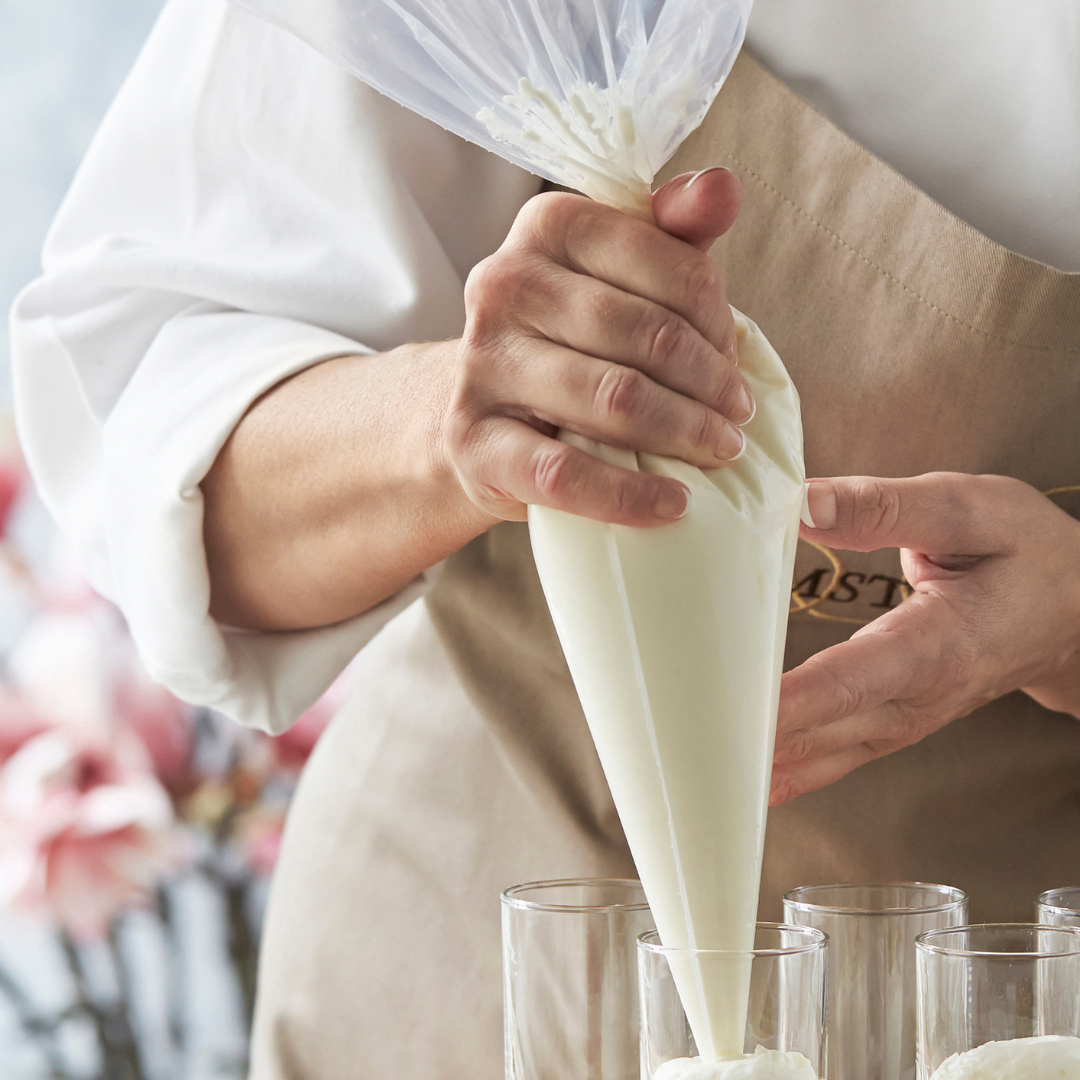 Køb Engangssprøjtepose - pakke med 50 stk | fra 69,95 | Fri fragt over 149 kr. | Hurtig levering | Dag til dag levering | Mette Blomsterberg, Blomsterbergs | Redskab, Basis, Køkken, Køkkenredskaber, Kagepynt, Sprøjtepose, Med tylle, Uden Tylle, Kraftig sprøjtepose, Professionel engangssprøjtepose, På rulle, Engangsartikler, Kraftig kvalitet, Til flødeskum, cremer og mousser, Til glasur og chokoladedekoration