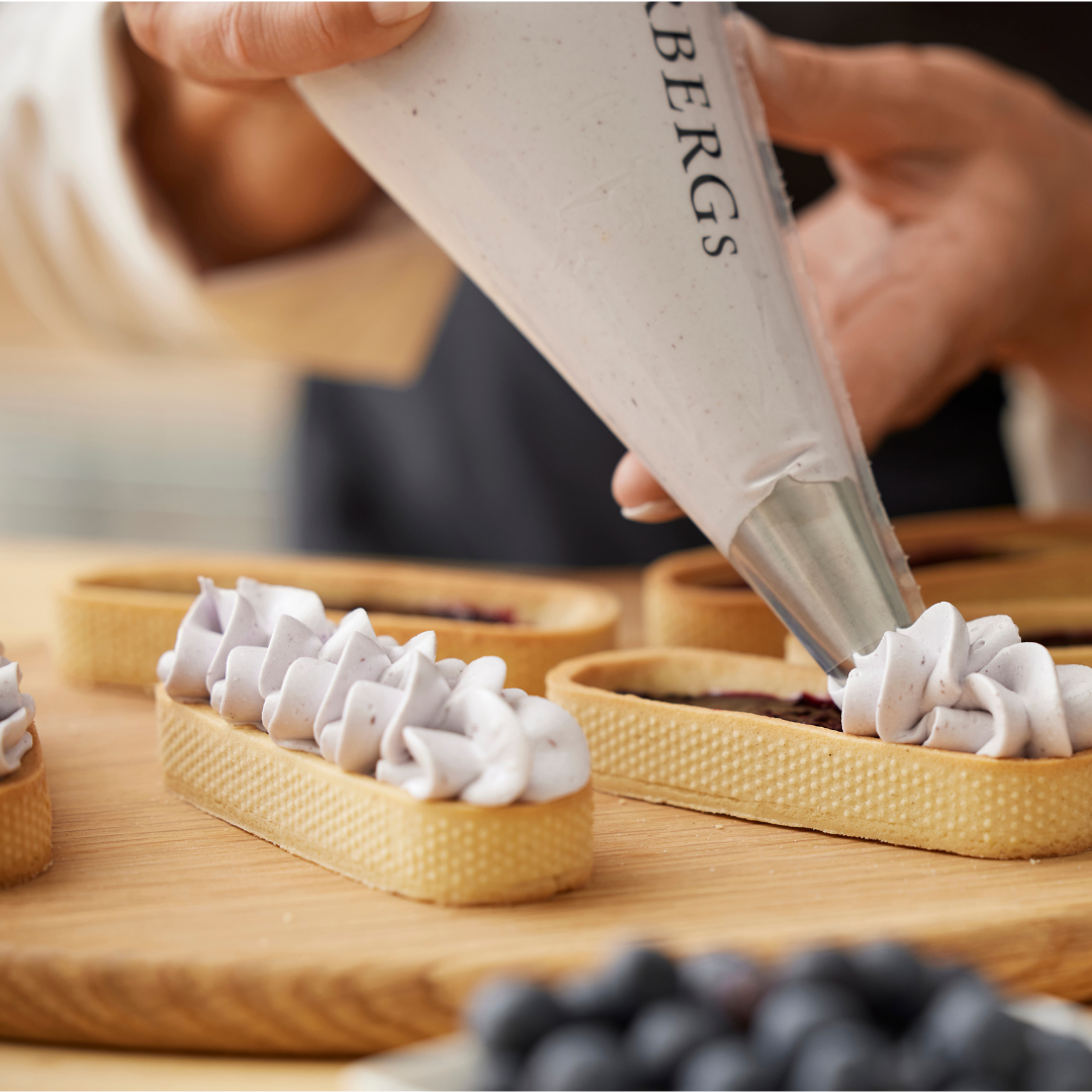 Køb Engangssprøjtepose - pakke med 50 stk | fra 69,95 | Fri fragt over 149 kr. | Hurtig levering | Dag til dag levering | Mette Blomsterberg, Blomsterbergs | Redskab, Basis, Køkken, Køkkenredskaber, Kagepynt, Sprøjtepose, Med tylle, Uden Tylle, Kraftig sprøjtepose, Professionel engangssprøjtepose, På rulle, Engangsartikler, Kraftig kvalitet, Til flødeskum, cremer og mousser, Til glasur og chokoladedekoration