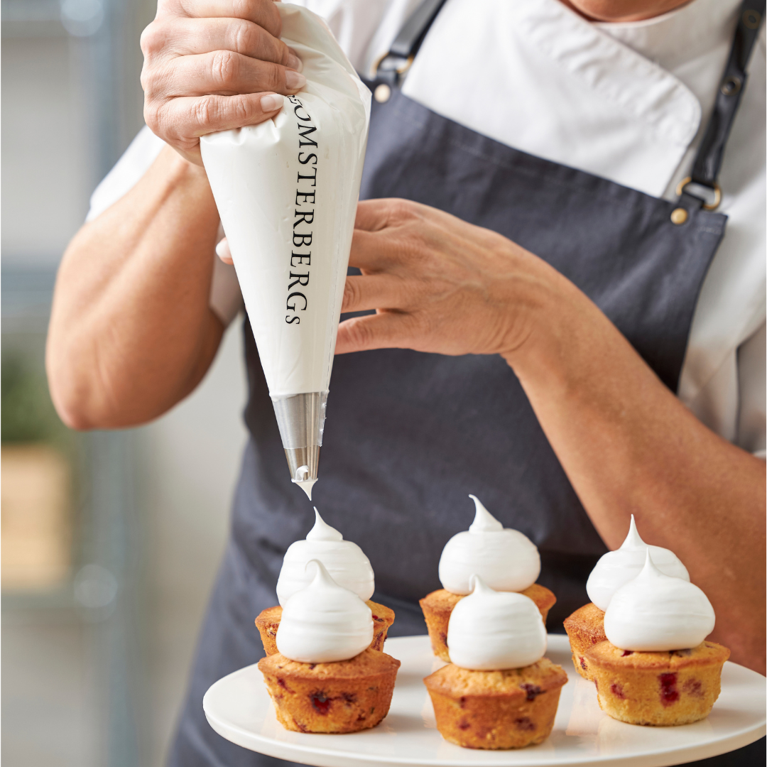 Køb Engangssprøjtepose - pakke med 50 stk | fra 69,95 | Fri fragt over 149 kr. | Hurtig levering | Dag til dag levering | Mette Blomsterberg, Blomsterbergs | Redskab, Basis, Køkken, Køkkenredskaber, Kagepynt, Sprøjtepose, Med tylle, Uden Tylle, Kraftig sprøjtepose, Professionel engangssprøjtepose, På rulle, Engangsartikler, Kraftig kvalitet, Til flødeskum, cremer og mousser, Til glasur og chokoladedekoration