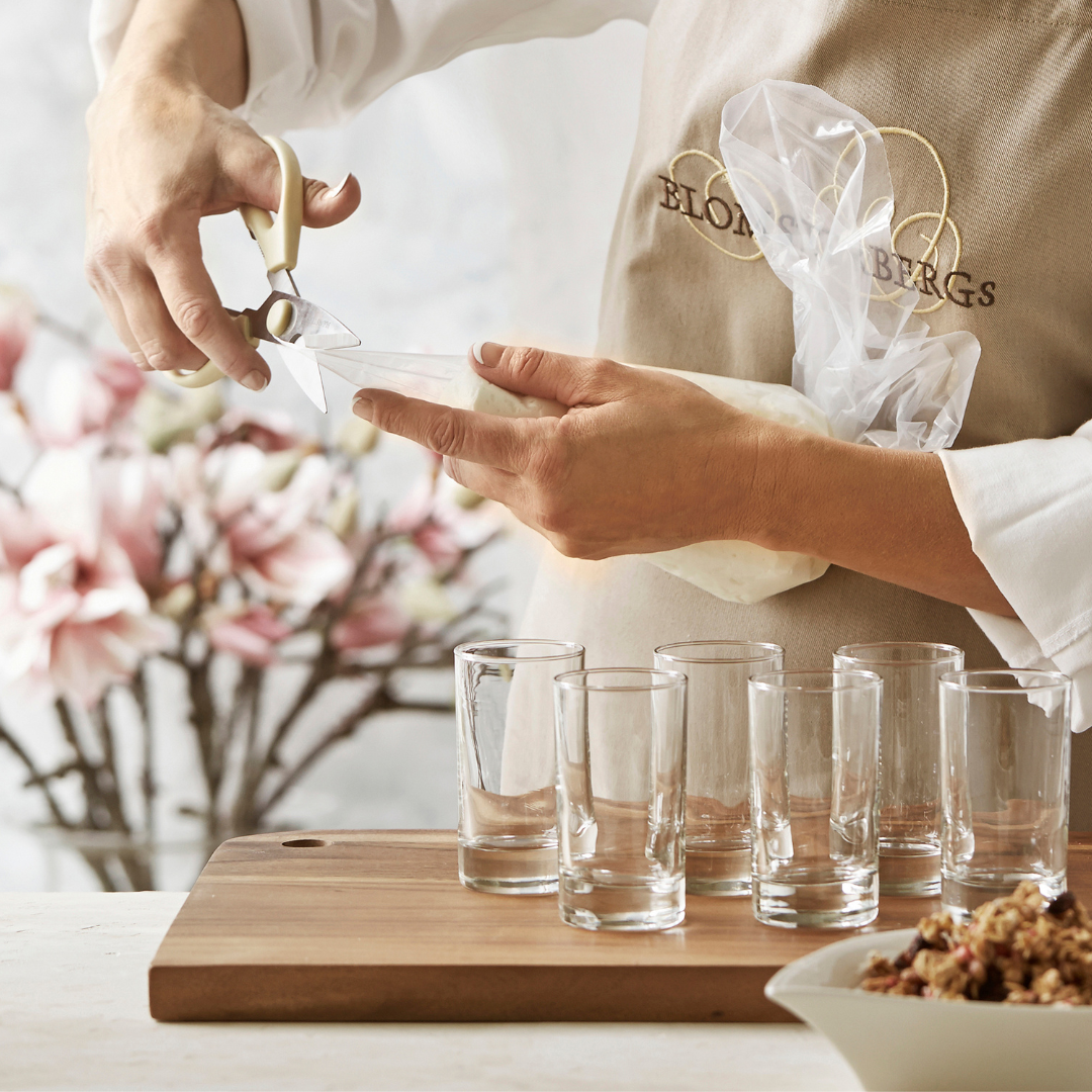 Køb Engangssprøjtepose - pakke med 50 stk | fra 69,95 | Fri fragt over 149 kr. | Hurtig levering | Dag til dag levering | Mette Blomsterberg, Blomsterbergs | Redskab, Basis, Køkken, Køkkenredskaber, Kagepynt, Sprøjtepose, Med tylle, Uden Tylle, Kraftig sprøjtepose, Professionel engangssprøjtepose, På rulle, Engangsartikler, Kraftig kvalitet, Til flødeskum, cremer og mousser, Til glasur og chokoladedekoration