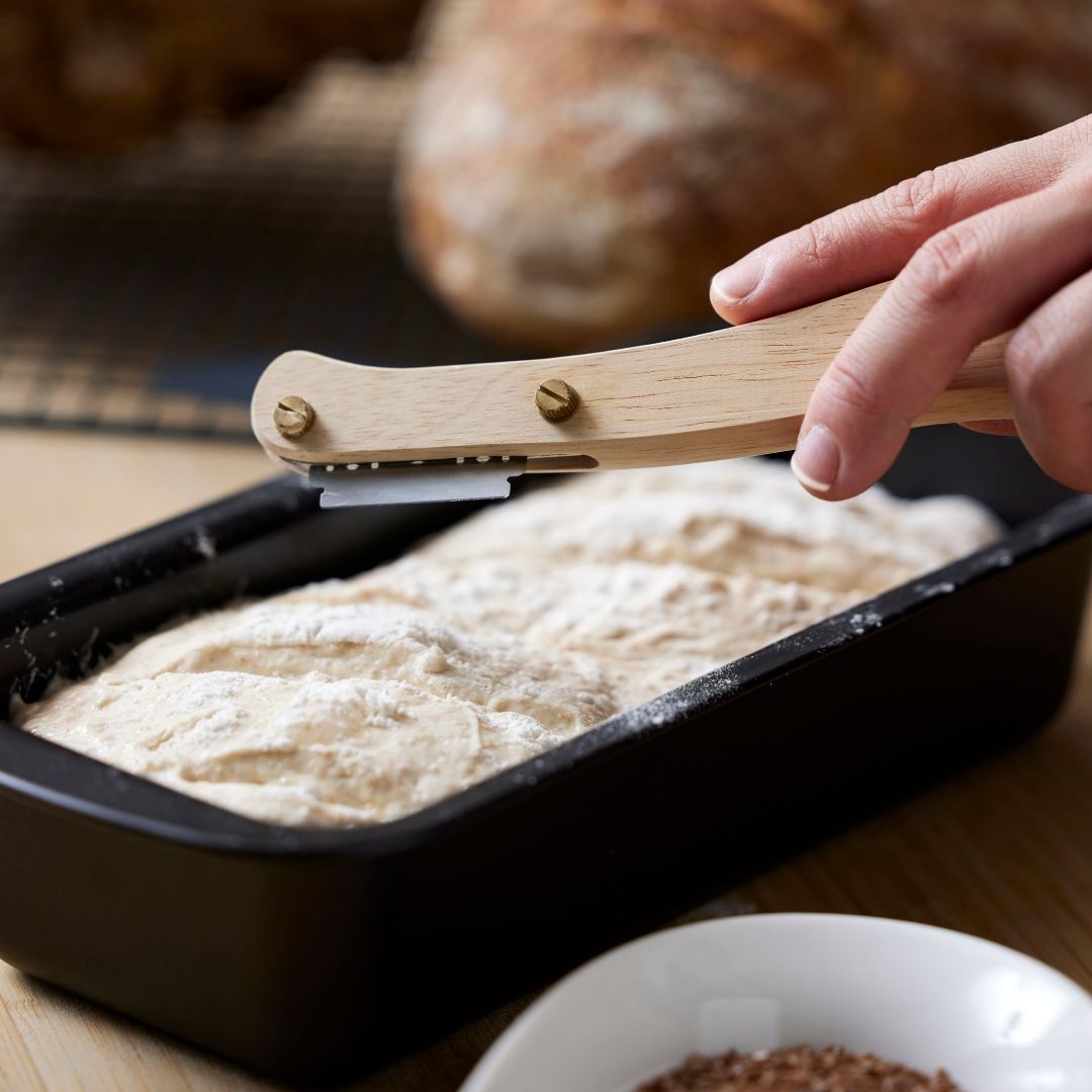 Køb Dejsnitter // Ridsekniv i egetræ | 139,95 | Fri fragt over 149 kr. | Hurtig levering | Dag til dag levering | Mette Blomsterberg, Blomsterbergs | Redskab, Køkkenredskab    Klassisk, Enkel, Anvenlig, Bageudstyr, Bageartikler, Surdej, Flotte mønster i brødet, Til brød