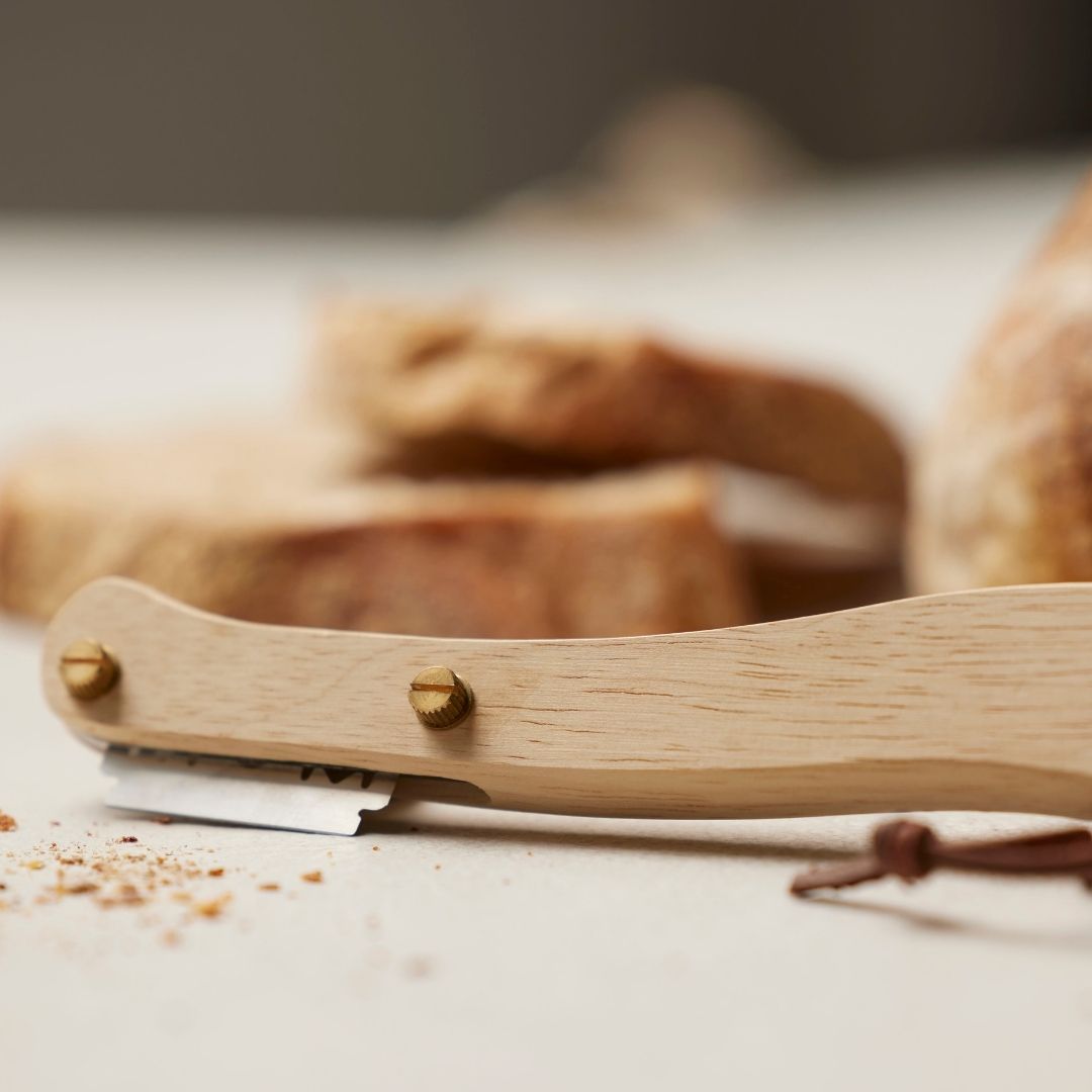 Køb Dejsnitter // Ridsekniv i egetræ | 139,95 | Fri fragt over 149 kr. | Hurtig levering | Dag til dag levering | Mette Blomsterberg, Blomsterbergs | Redskab, Køkkenredskab    Klassisk, Enkel, Anvenlig, Bageudstyr, Bageartikler, Surdej, Flotte mønster i brødet, Til brød